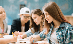Étudiants en classe, symbole d'une éducation connectée
